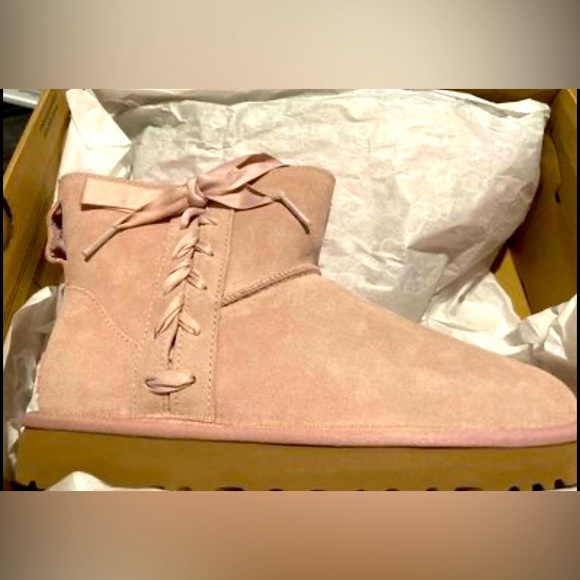 Ugg Booties Size 8 NEW - Picture 1 of 2
